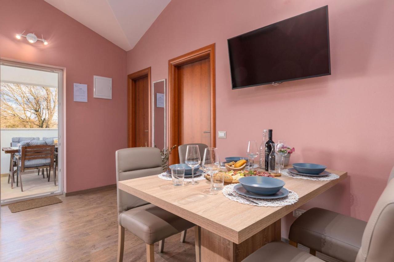 Apartment Karolina 2 Funtana Bagian luar foto