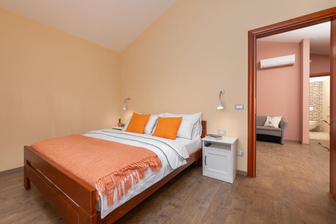 Apartment Karolina 2 Funtana Bagian luar foto